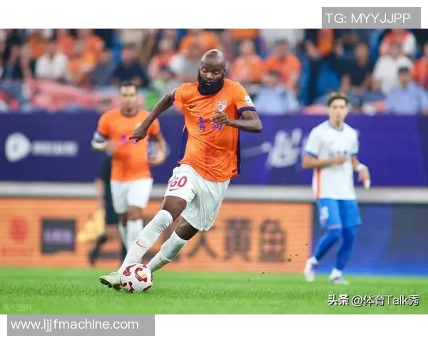 足球追裁判：当场上争议成为焦点球迷与裁判的较量与思考